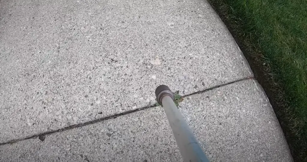 Ways to Kill Grass in Sidewalk Cracks